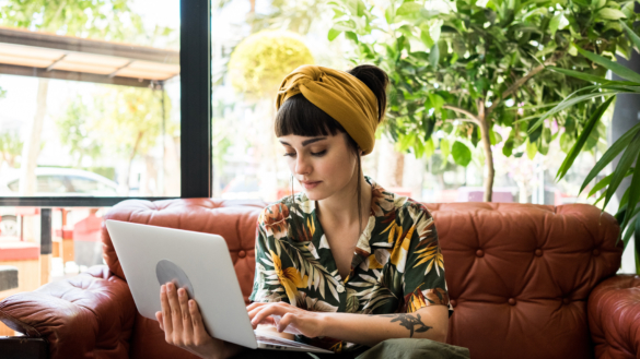 En halv miljon unga har känt smärta framför bildskärm